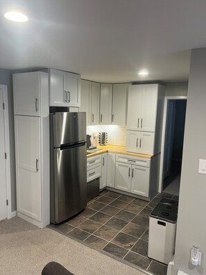 Fridge, microwave, dishwasher, coffee/tea maker - Relaxing Mt. Walkout Retreat-"Retreat Below Chipita Park" (Cascade-Chipita Park)