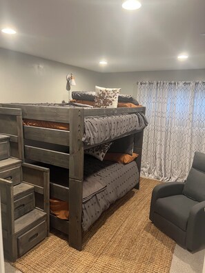 2 bedrooms, travel crib, free WiFi, bed sheets - Relaxing Mt. Walkout Retreat-"Retreat Below Chipita Park" (Cascade-Chipita Park)