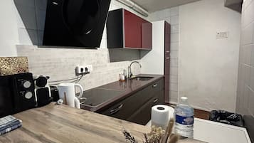 Fridge, oven, dishwasher, cookware/dishes/utensils