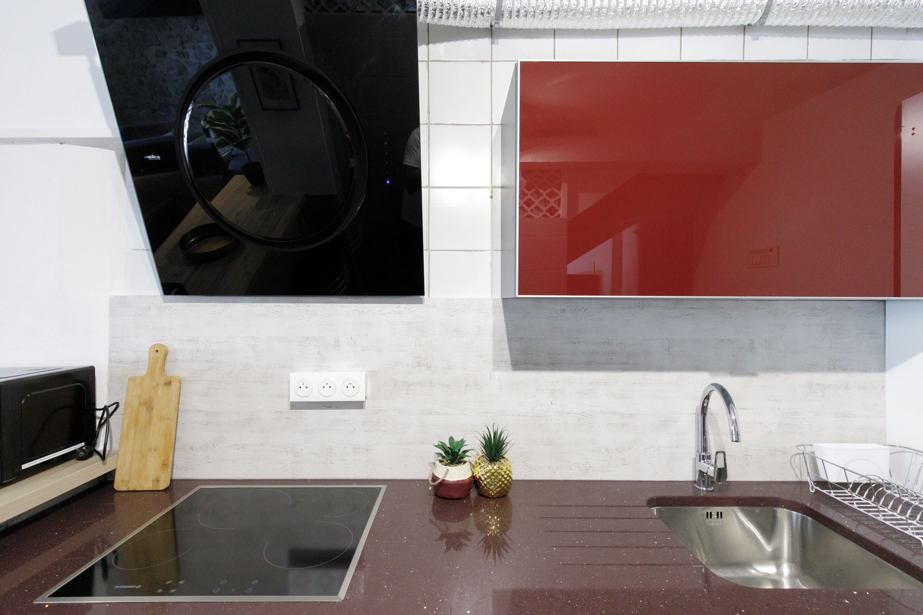 Køleskab, ovn, opvaskemaskine, køkkentøj/tallerkener/redskaber