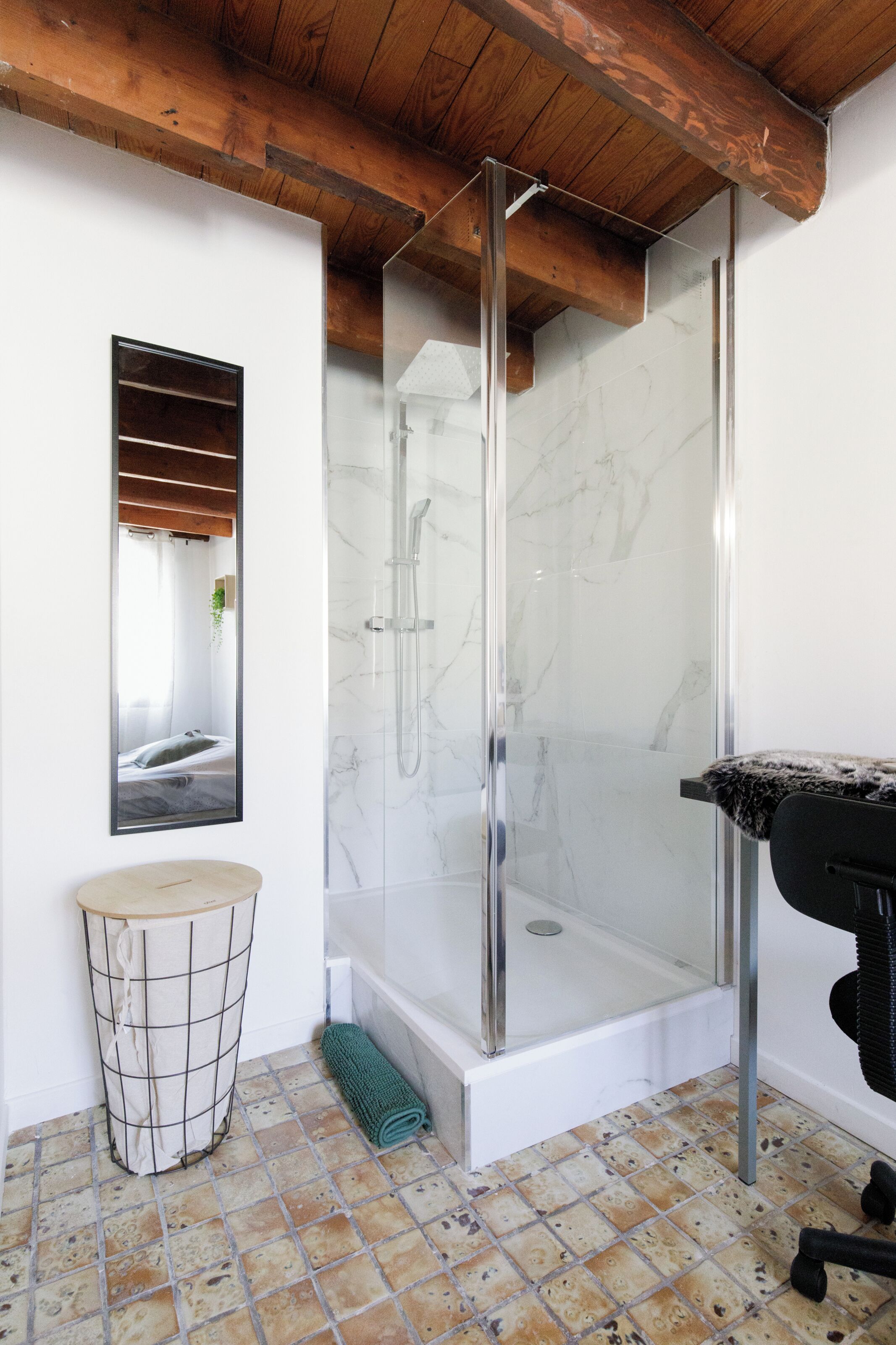 Asciugacapelli, asciugamani, sapone, carta igienica