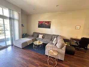 Téléviseur connecté, foyer, table de ping-pong, écran d’ordinateur