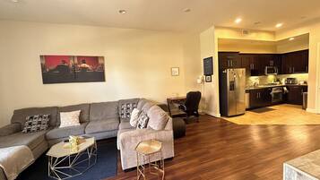 Smart TV, chimenea, tenis de mesa y monitor de computadora