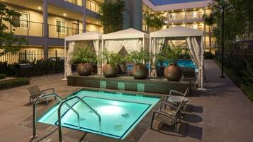 Alberca al aire libre y alberca climatizada