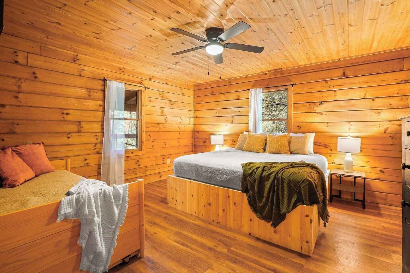 2 habitaciones, tabla de planchar con plancha, wifi y ropa de cama 