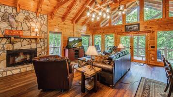 Kabin, 1 Tempat Tidur King dengan tempat tidur Sofa, patio | Area keluarga | Televisi 40-inci dengan saluran TV kabel dan perapian