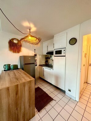 Réfrigérateur, four à micro-ondes, surface de cuisson, lave-vaisselle