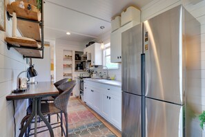 Fridge, microwave, oven, stovetop - Bastrop Container Hideaway-Forest Views-Near Hiking (Bastrop)