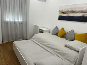 2 makuuhuonetta, silitysrauta/-lauta, ilmainen Wi-Fi, vuodevaatteet