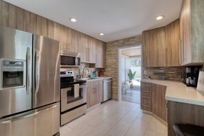 Geladeira, micro-ondas, fogão, cooktop
