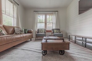 Living area - The Fleetwood - Charming Cottage with Game Room (South Pittsburg)