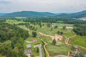 Golf - The Fleetwood - Charming Cottage with Game Room (South Pittsburg)