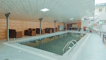 Outdoor pool, lifeguards on site