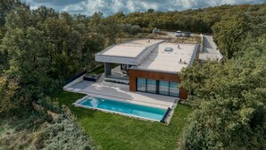 A modern house with a flat roof, a swimming pool, and a garden. - House K2 (Kanfanar)