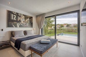 4 bedrooms, iron/ironing board, internet, bed sheets