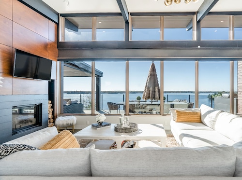 Luxury Muskoka Waterfront Cottage | 5BR | Sauna, EV Charger. Sleep 12