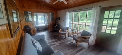 Tranquil, cozy cottage just steps from the river with miles of boating fun!