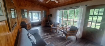 Tranquil, cozy cottage just steps from the river with miles of boating fun!