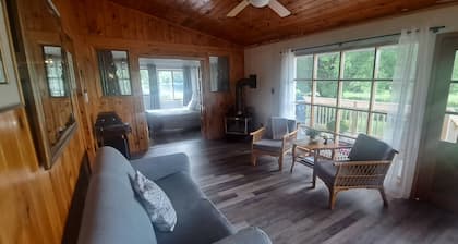 Tranquil, cozy cottage just steps from the river with miles of boating fun!
