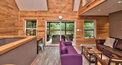 Riverfront Retreat For Kayaking, Fishing and Hot Tub