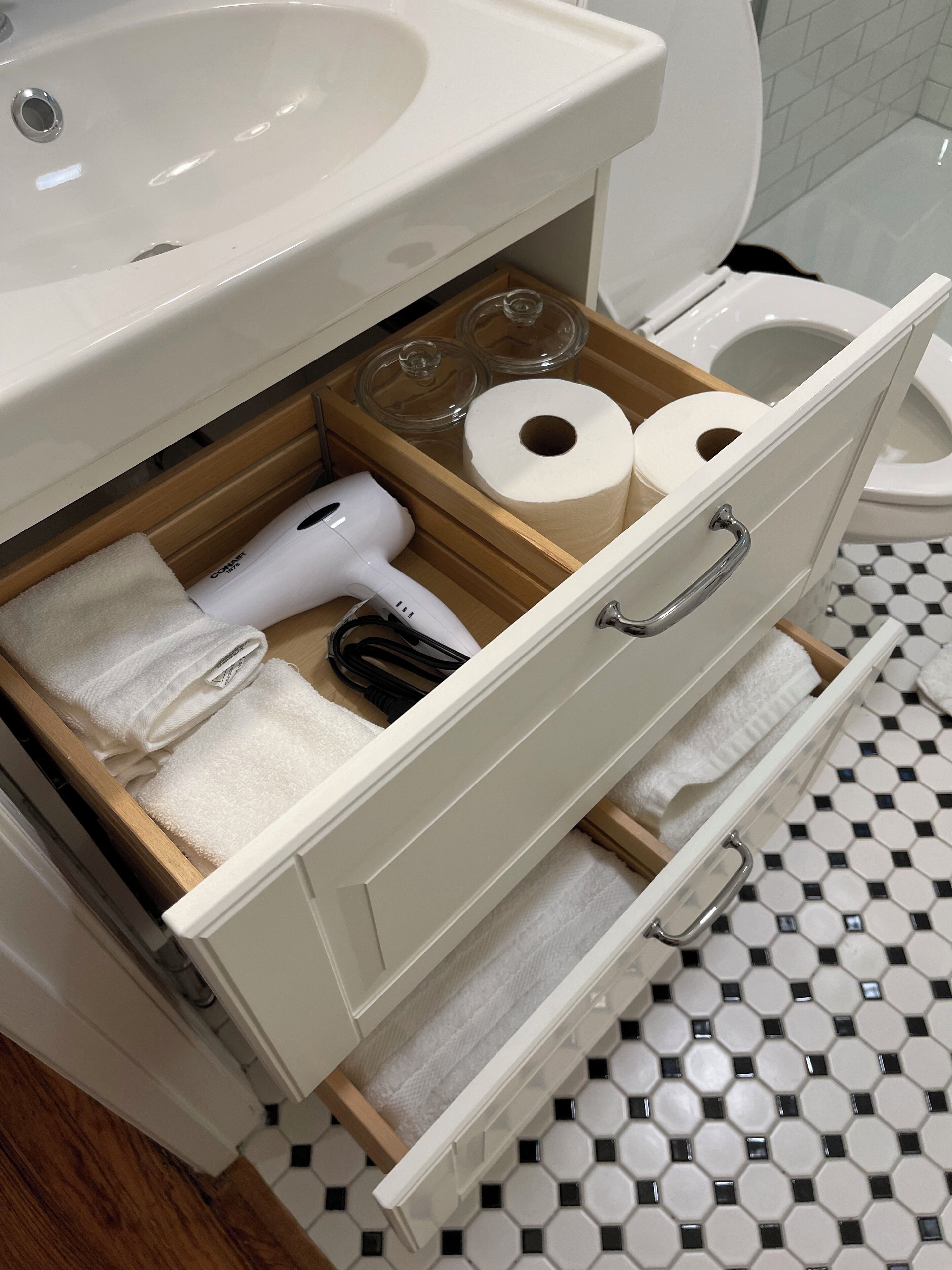 Douche, sèche-cheveux, serviettes fournies, savon