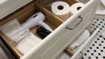 Douche, sèche-cheveux, serviettes fournies, savon