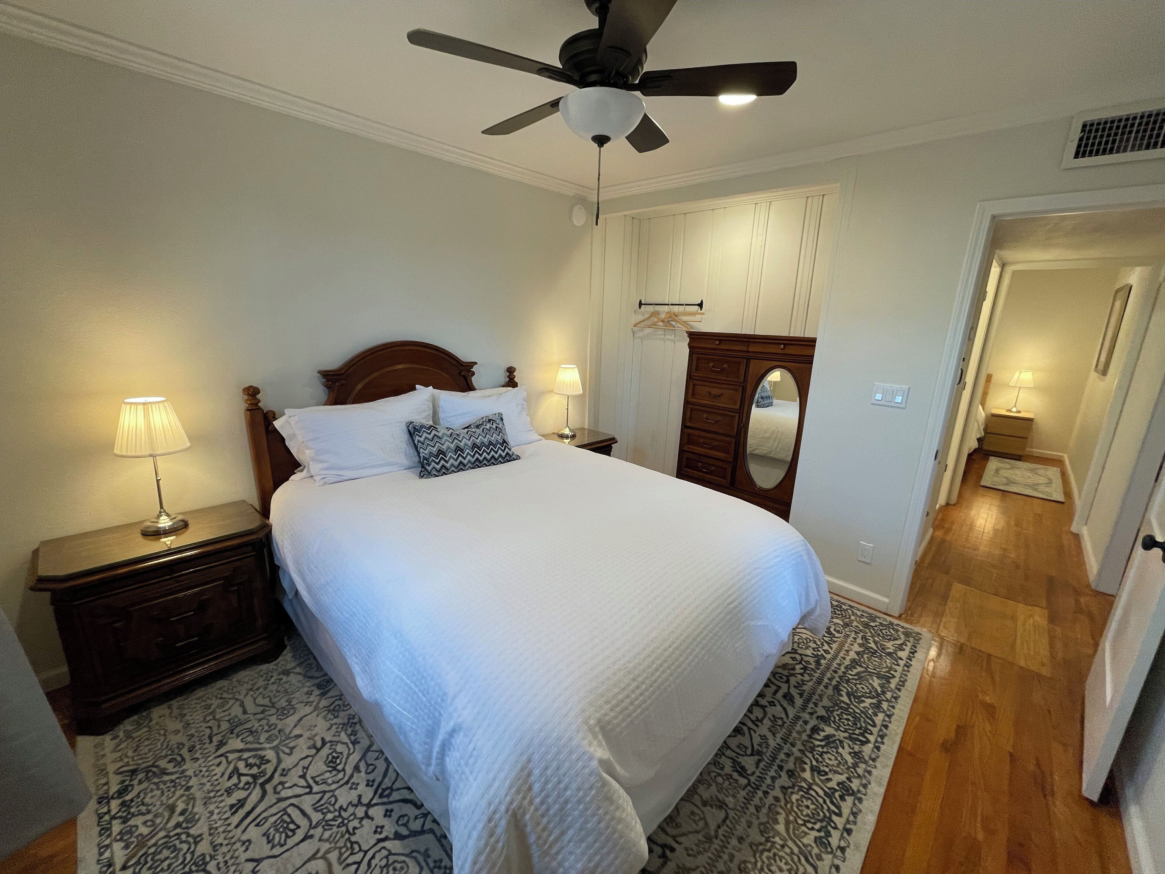 2 chambres, bureau, chambres insonorisées, fer et planche à repasser