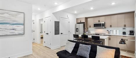 Un appartement moderne comprenant un salon, un coin repas et une cuisine.