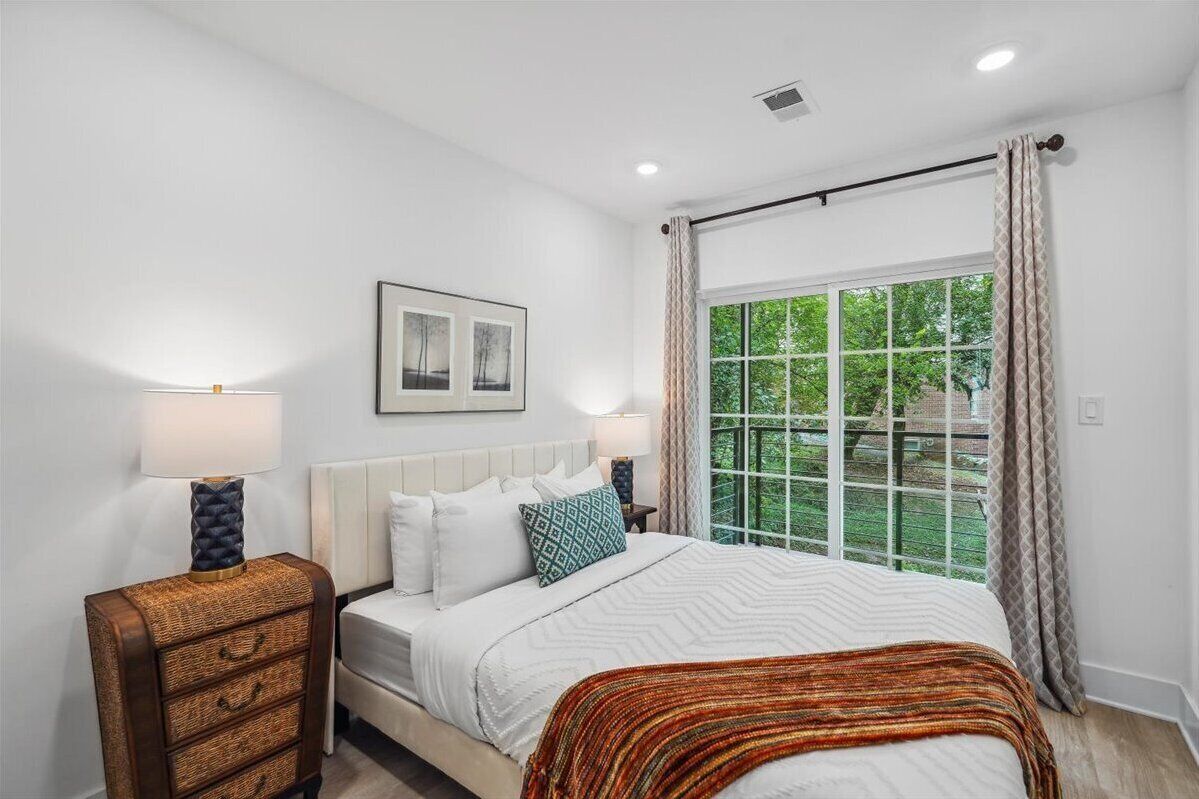 2 多间卧室、熨斗/熨衣板、上网接入、床单