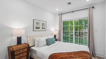 2 bedrooms, iron/ironing board, internet, bed sheets