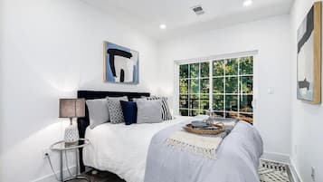 2 bedrooms, iron/ironing board, internet, bed sheets