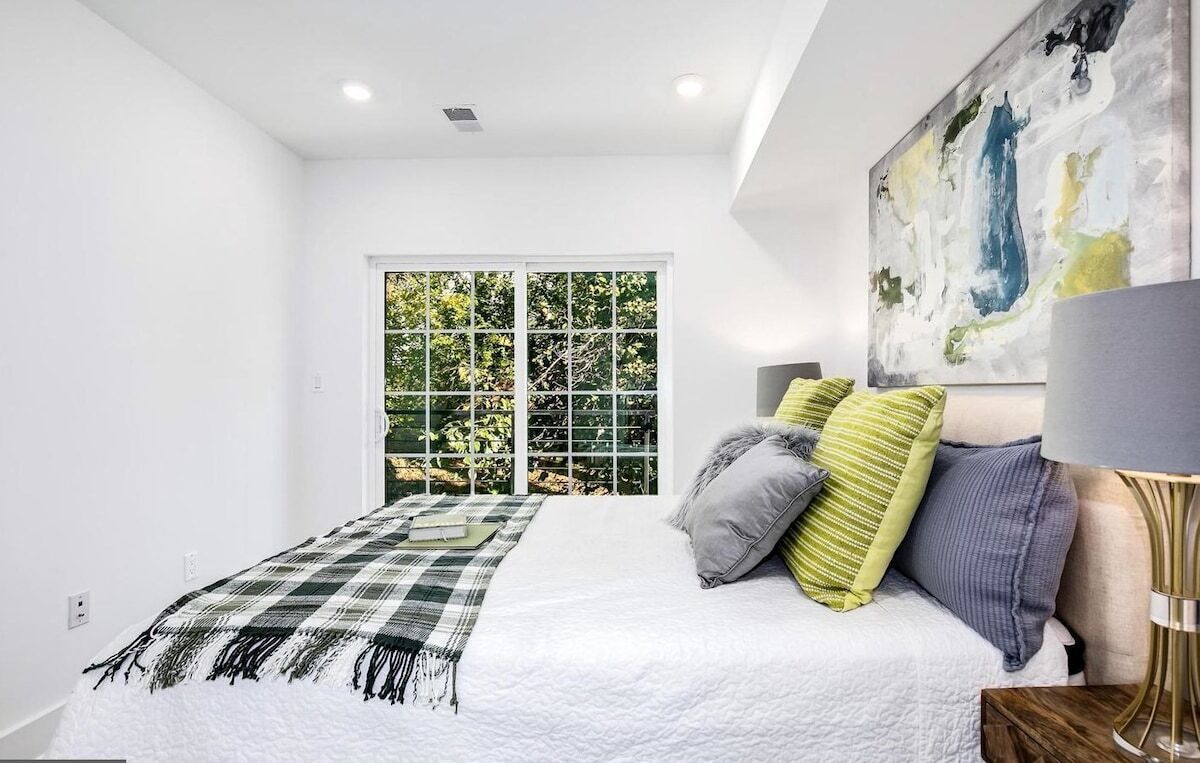 2 bedrooms, iron/ironing board, Internet, bed sheets