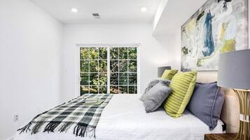 2 bedrooms, iron/ironing board, internet, bed sheets