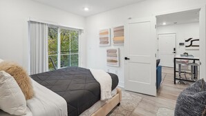 Une chambre à coucher moderne avec un lit, un bureau et une chaise.