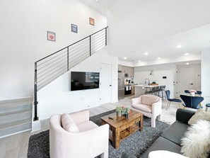 TV - LUX Brookland Penthouse with RoofDeck & Skyline View (Washington)