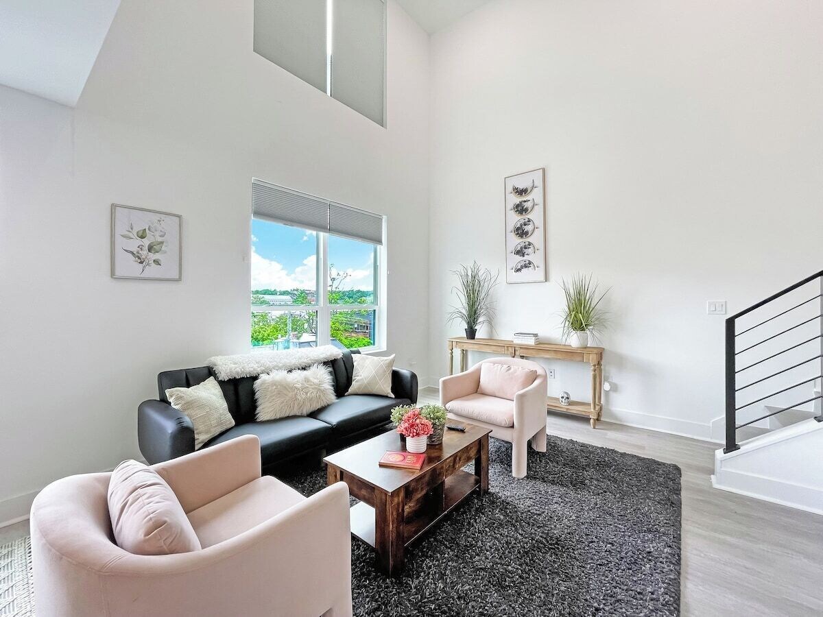 LUX Brookland Penthouse | RoofDeck | Skyline View