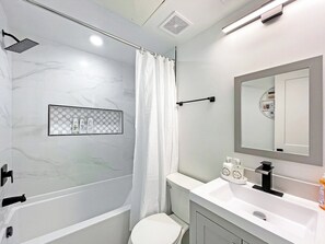 Hair dryer, towels - LUX Brookland Penthouse with RoofDeck & Skyline View (Washington)