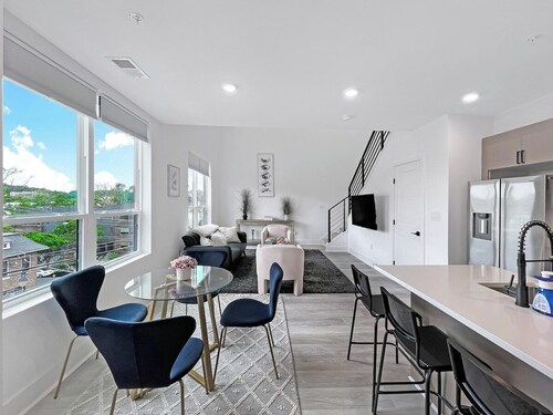 LUX Brookland Penthouse with RoofDeck & Skyline View