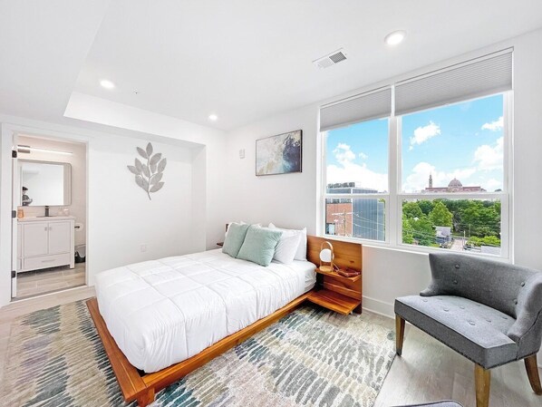 3 bedrooms, iron/ironing board, Internet, bed sheets - LUX Brookland Penthouse with RoofDeck & Skyline View (Washington)