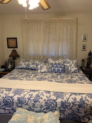 2 Schlafzimmer, Schreibtisch, Bügeleisen/Bügelbrett, Reisekinderbett