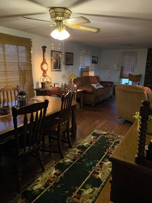 Smart-tv, een dvd-speler, boeken en een stereo