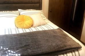 4 chambres, bureau, fer et planche à repasser, accès au Wi-Fi (inclus)
