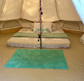 1 bedroom, bed sheets