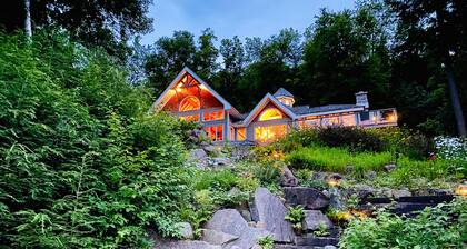 Welcome to this 4,200 sq. ft, 7 bedroom Cottage on Lake of Bays! Sleeps 16