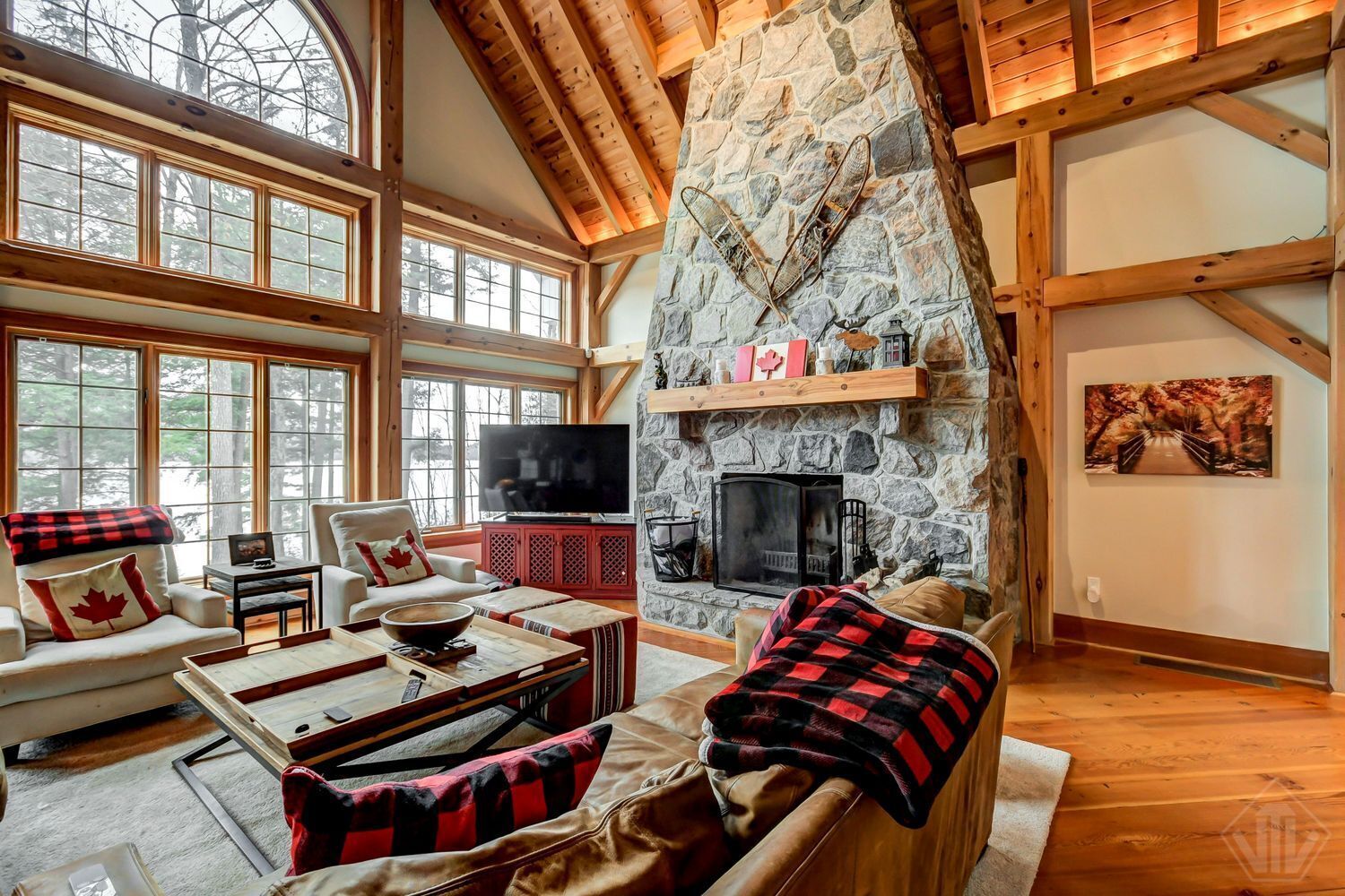 TV connectée, cheminée, table de tennis de table, livres