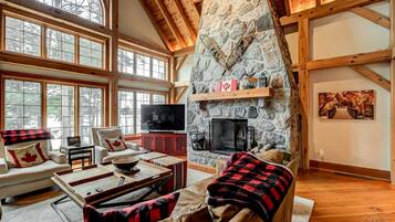 TV connectée, cheminée, table de tennis de table, livres