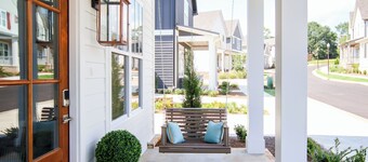 Casa Blanca - 1 mile to the square! Screened porch 