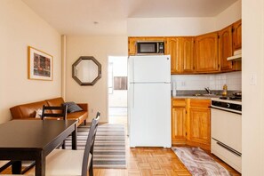 Refrigerador, horno, parrilla de estufa y cafetera y tetera