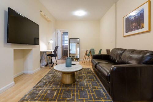 ★ Large Queen Bed Apt ★ Workstation & Fast Wifi ★