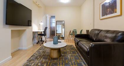 ★ Large Queen Bed Apt ★ Workstation & Fast Wifi ★